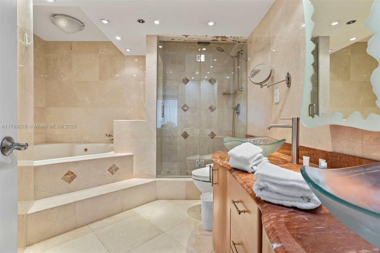 5225 Collins Ave, Unit 1117, Miami Beach, FL 33140 Photo