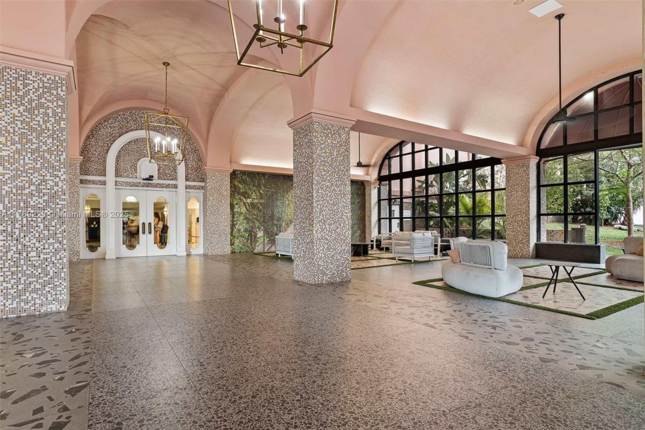 5225 Collins Ave, Unit 1117, Miami Beach, FL 33140 Photo