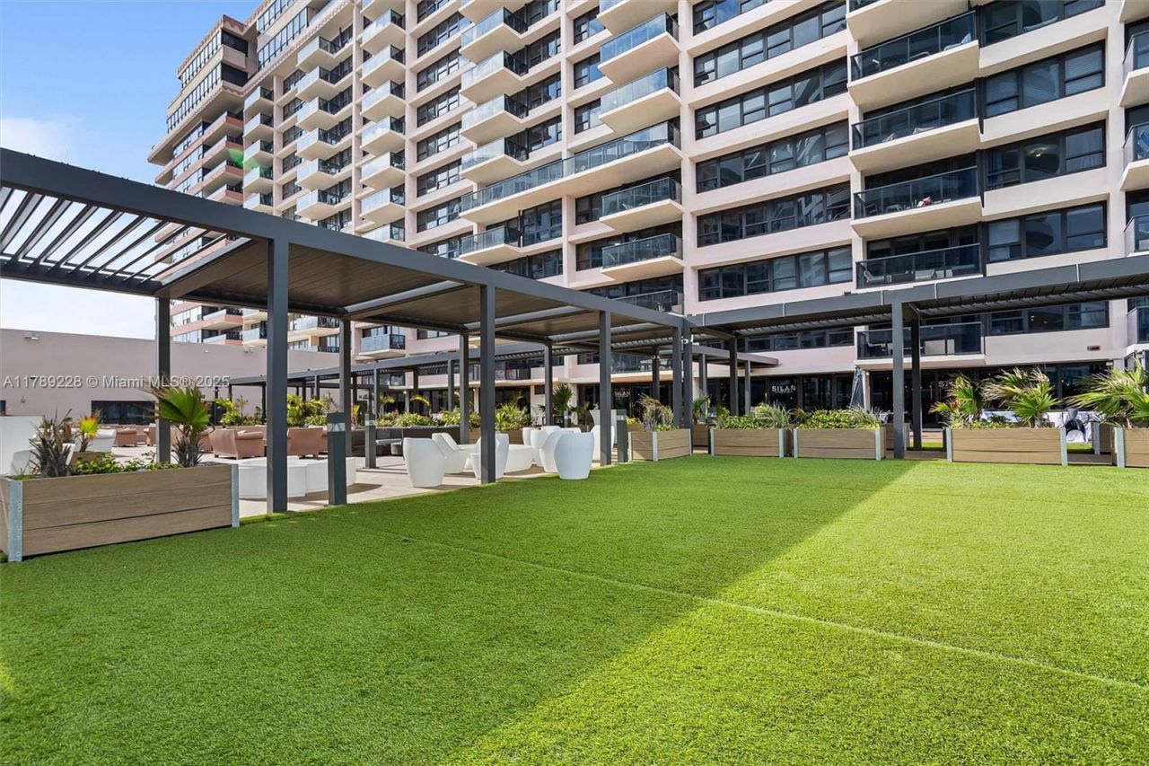 5225 Collins Ave, Unit 1117, Miami Beach, FL 33140 Photo