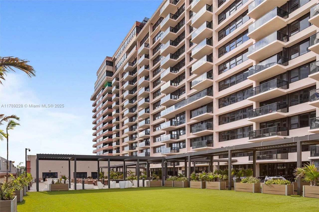 5225 Collins Ave, Unit 1117, Miami Beach, FL 33140 Photo