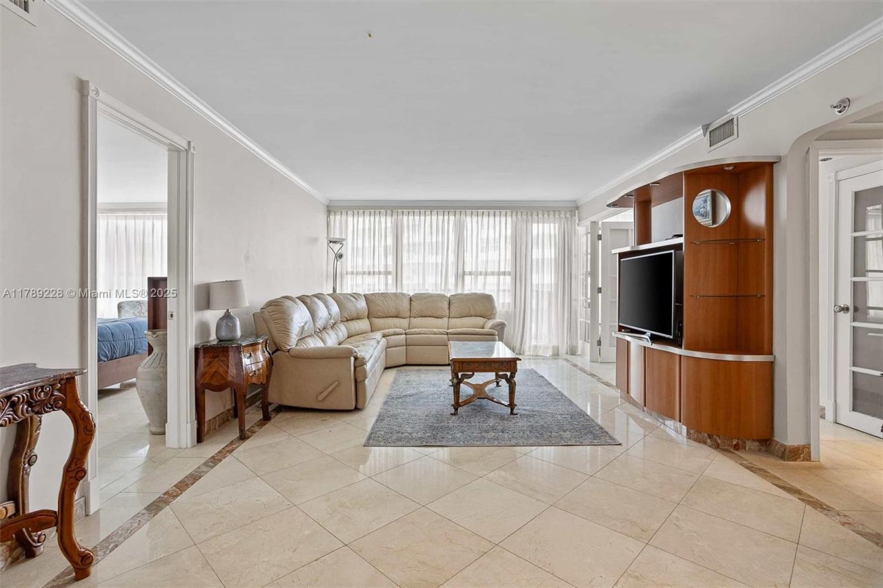 5225 Collins Ave, Unit 1117, Miami Beach, FL 33140 Photo