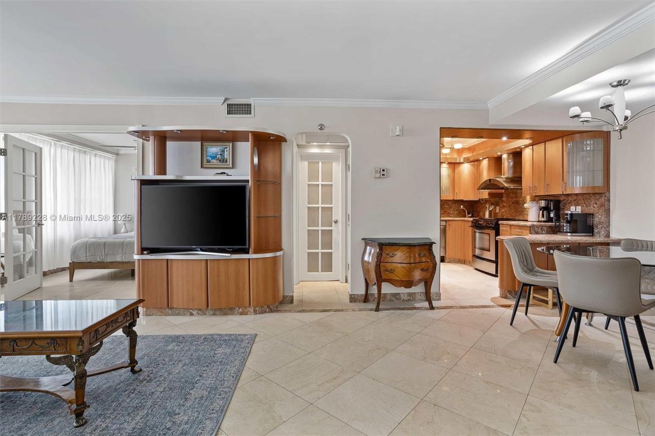 5225 Collins Ave, Unit 1117, Miami Beach, FL 33140 Photo