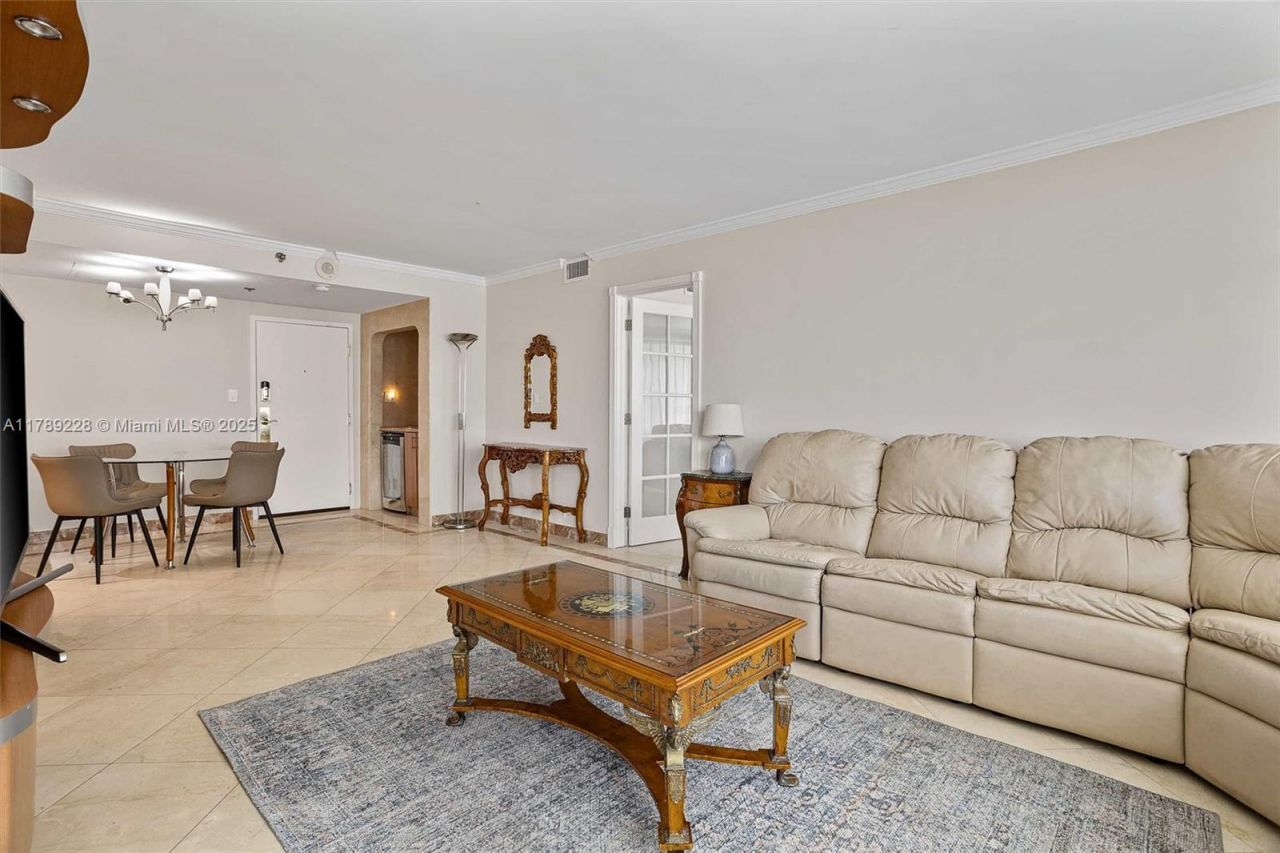5225 Collins Ave, Unit 1117, Miami Beach, FL 33140 Photo