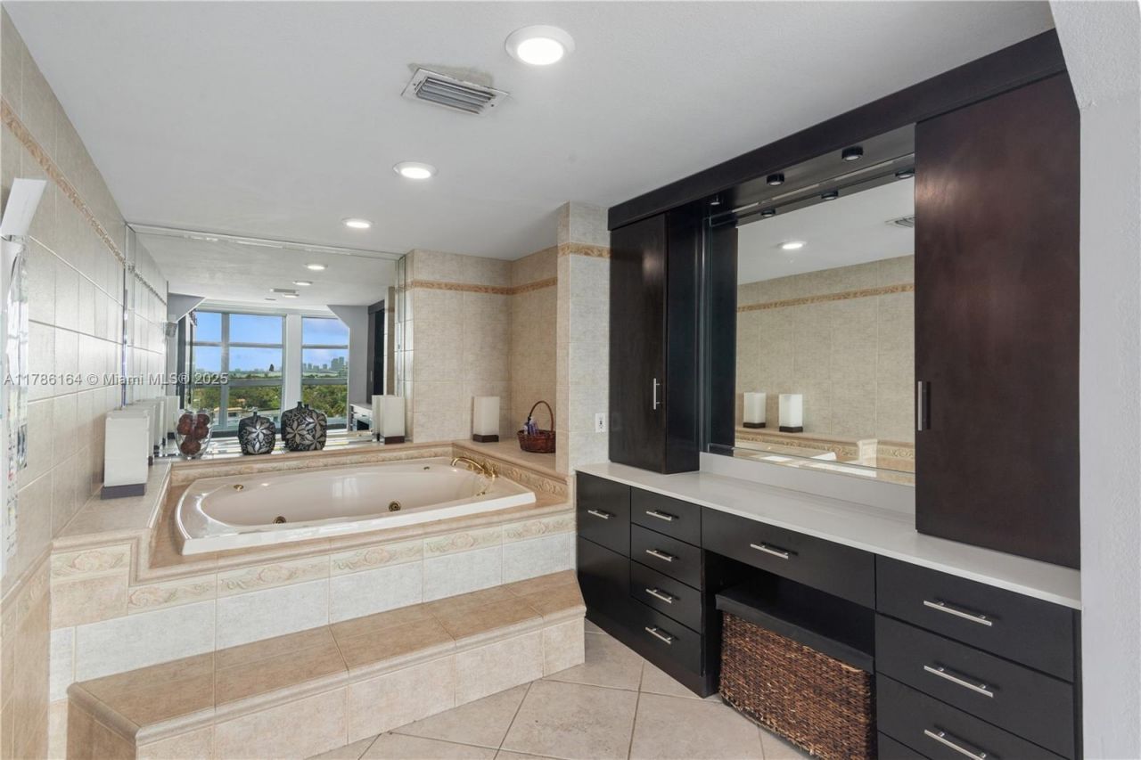 5055 Collins Ave, Unit 10J, Miami Beach, FL 33140 Photo