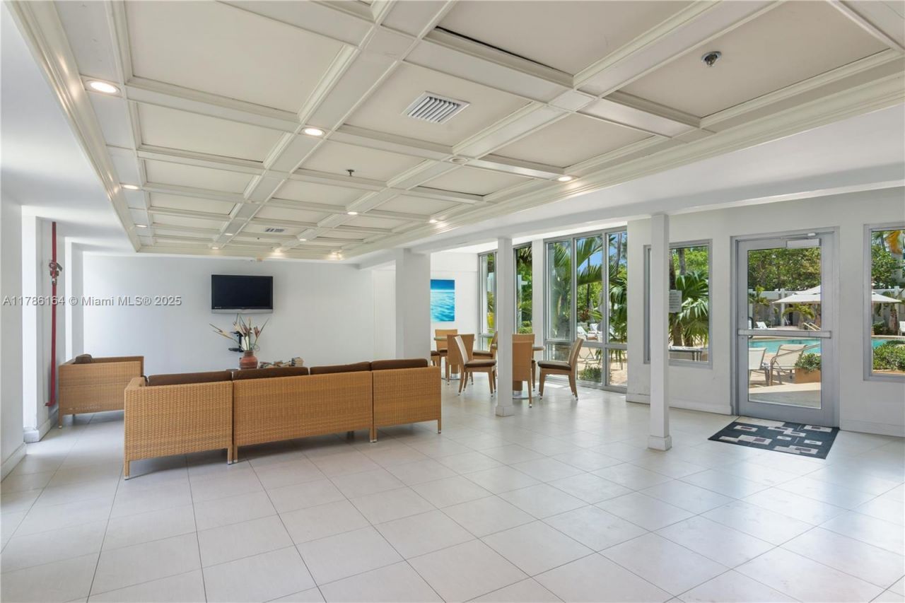 5055 Collins Ave, Unit 10J, Miami Beach, FL 33140 Photo