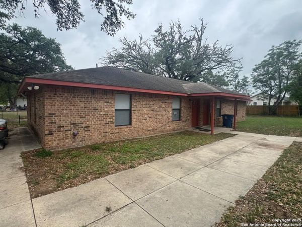 823&827 Dallas, Pleasanton, TX 78064