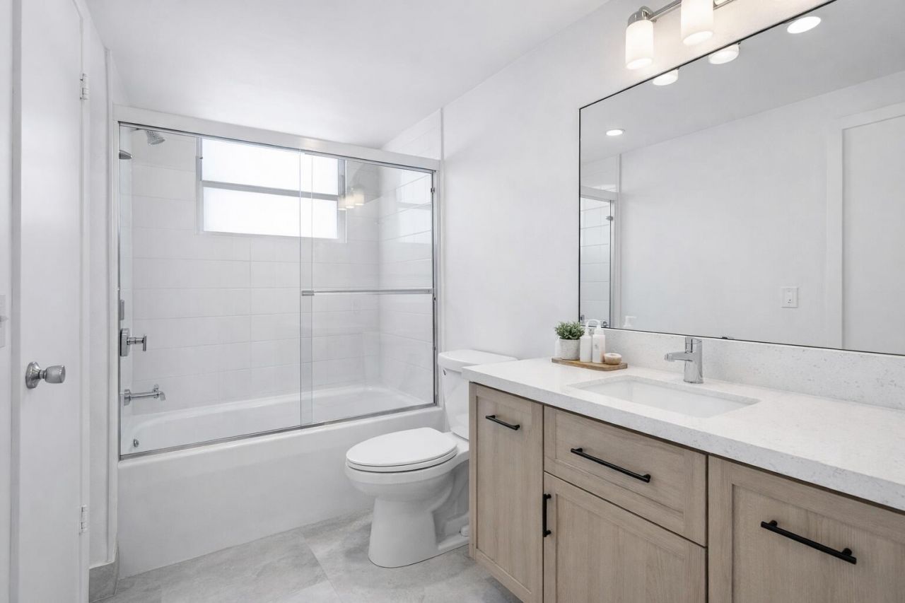 2900 NW 47th Terrace, Unit 303b, Lauderdale Lakes, FL 33313 Photo