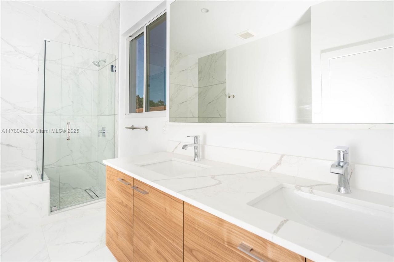 900 SW 24th Rd, Miami, FL 33129 Photo