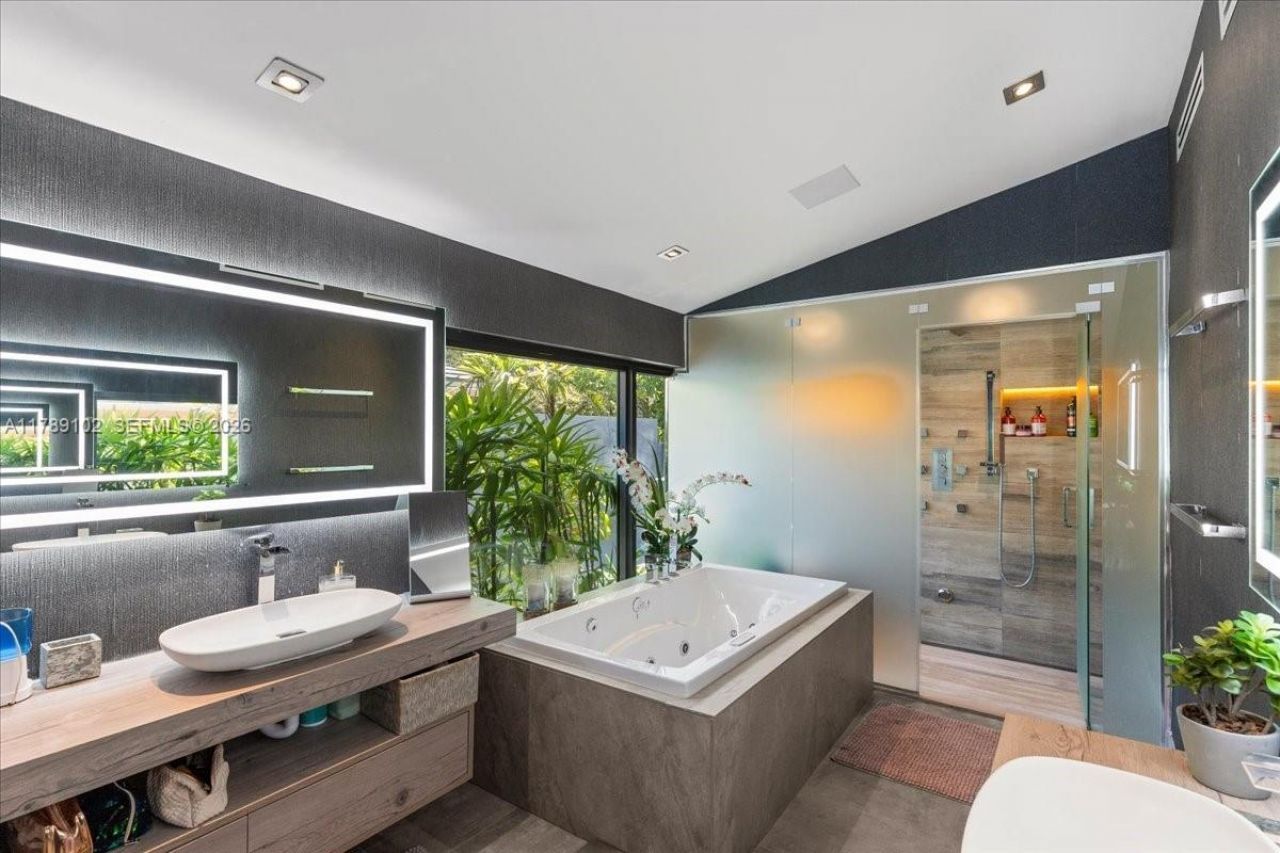 635 Curtiswood Dr, Key Biscayne, FL 33149 Photo