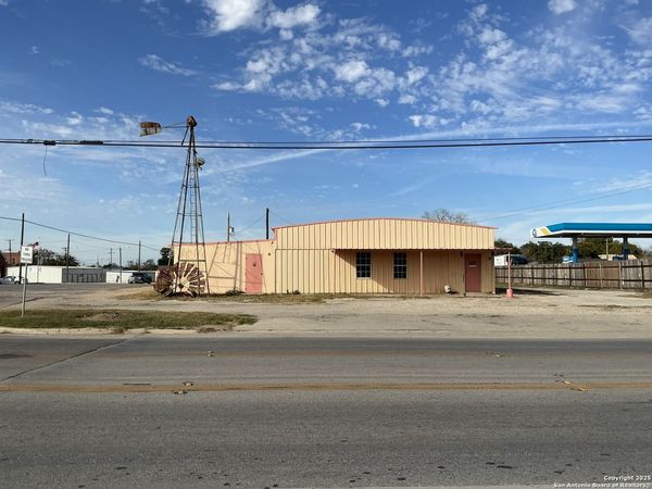 204 E Central Ave., Nixon, TX 78140