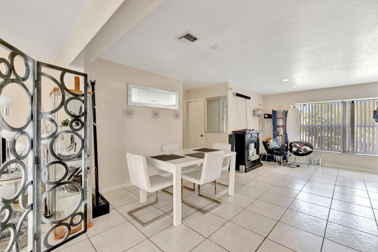 566 SE Floresta Drive, Port Saint Lucie, FL 34983 Photo