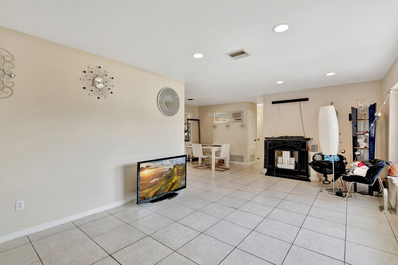 566 SE Floresta Drive, Port Saint Lucie, FL 34983 Photo