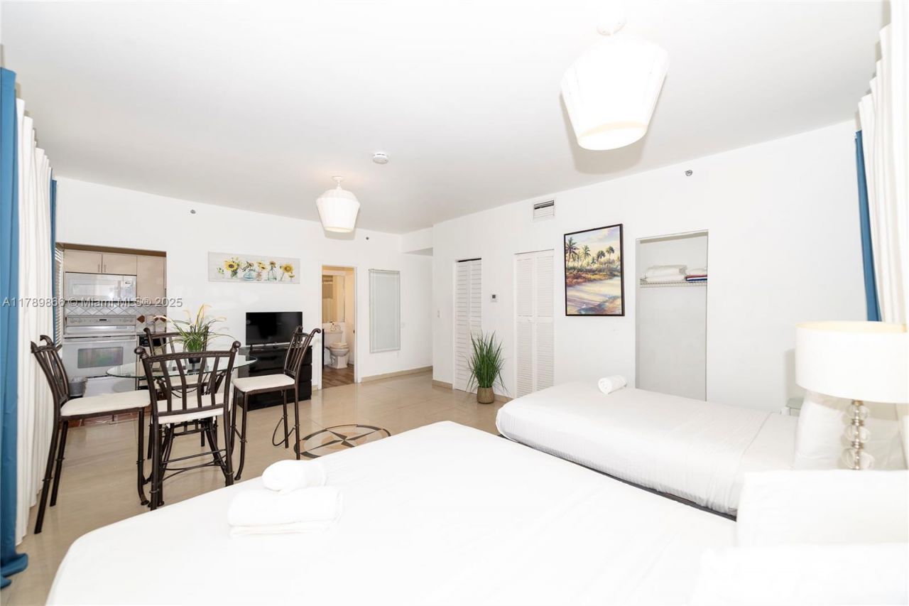 918 Ocean Dr, Unit 203, Miami Beach, FL 33139 Photo