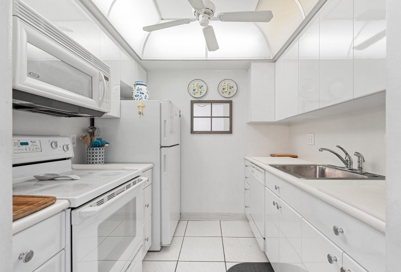 419 Golden Isles Drive, Unit 107, Hallandale Beach, FL 33009 Photo