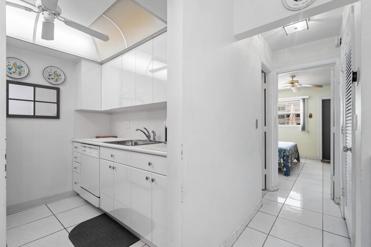 419 Golden Isles Drive, Unit 107, Hallandale Beach, FL 33009 Photo