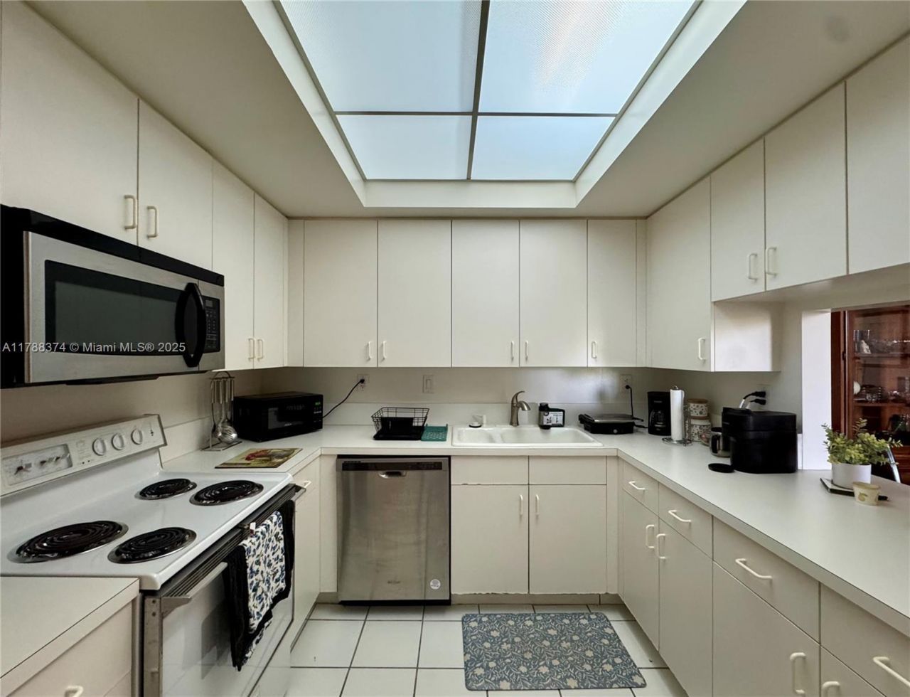 9805 NW 52nd St, Unit 420, Doral, FL 33178 Photo