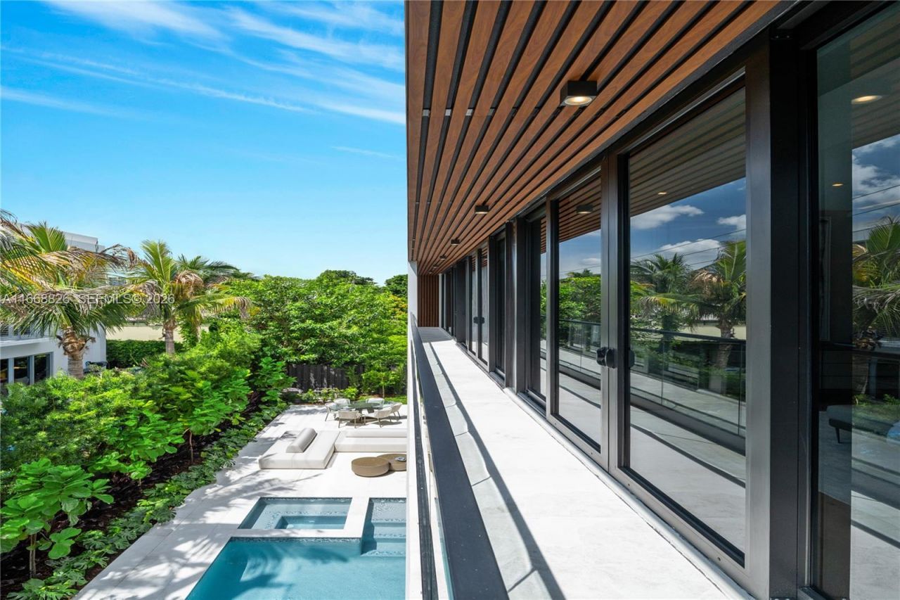 262 189th Ter, Sunny Isles Beach, FL 33160 Photo