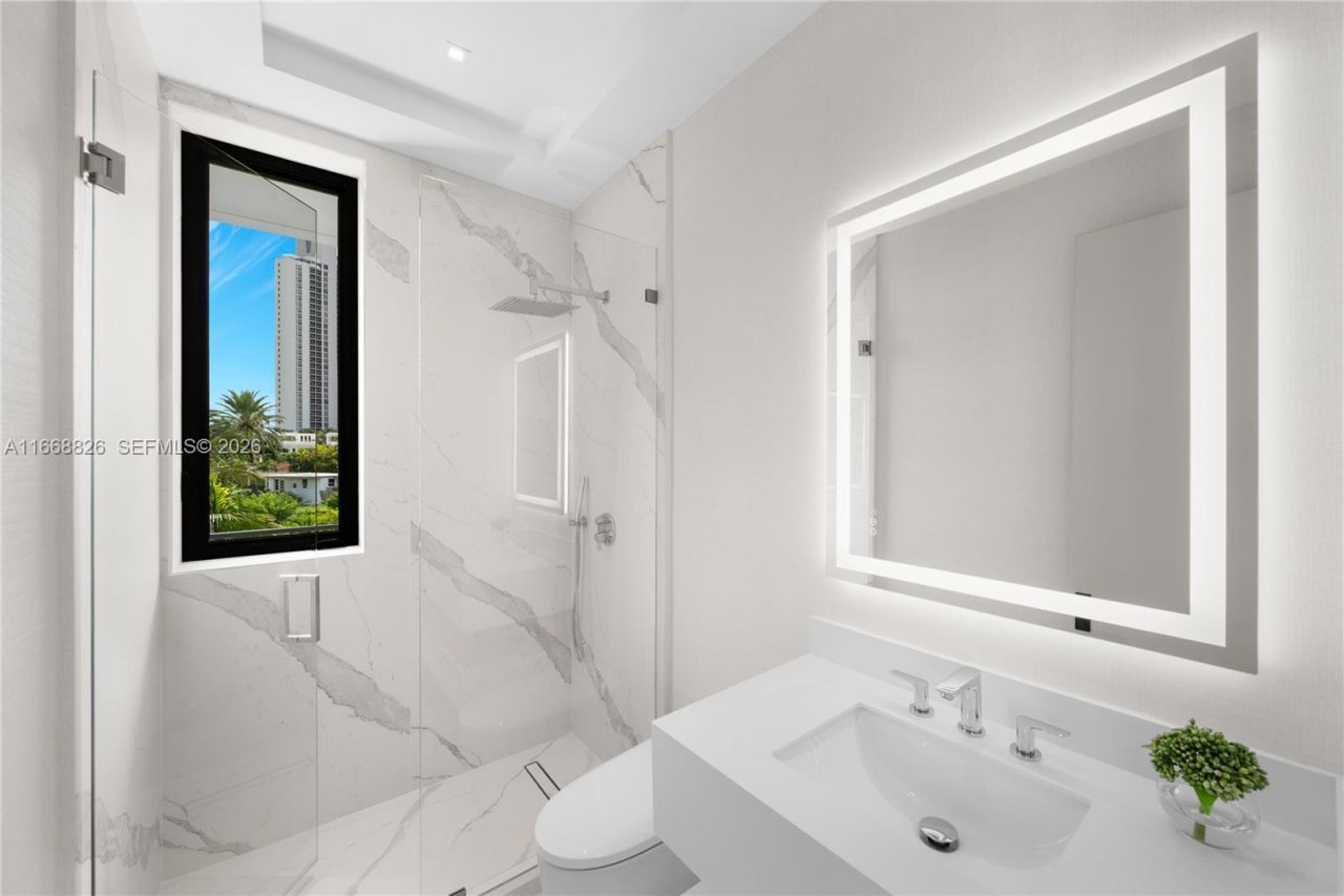 262 189th Ter, Sunny Isles Beach, FL 33160 Photo