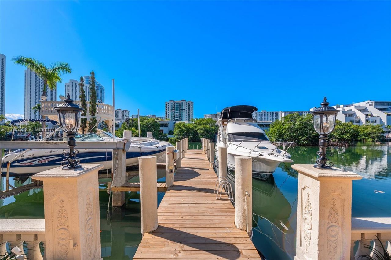 270 Atlantic Ave, Sunny Isles Beach, FL 33160 Photo