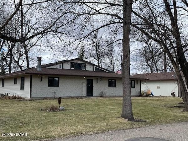 21 EASTWOOD Drive, Grafton, ND 58237