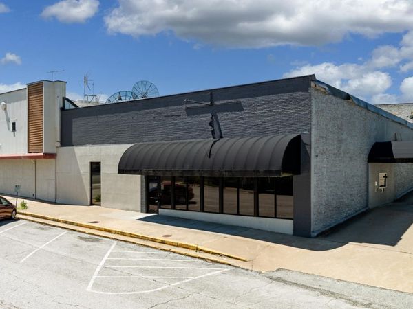 212 S Main Street, Grove, OK 74344