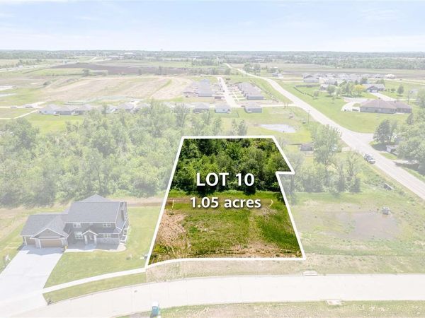 2921 Timber Creek Ct, Hiawatha, IA 52233