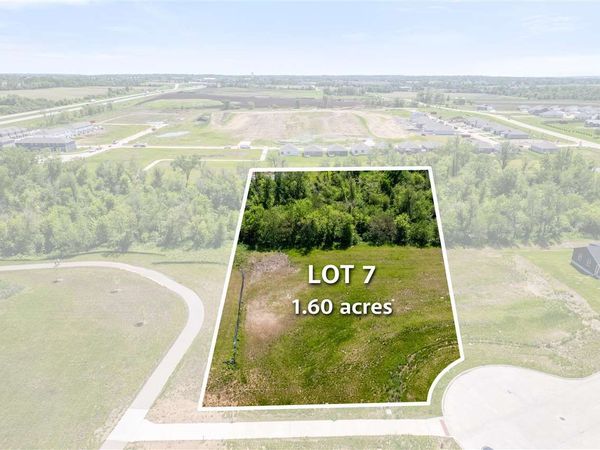 2909 Timber Creek Ct, Hiawatha, IA 52233