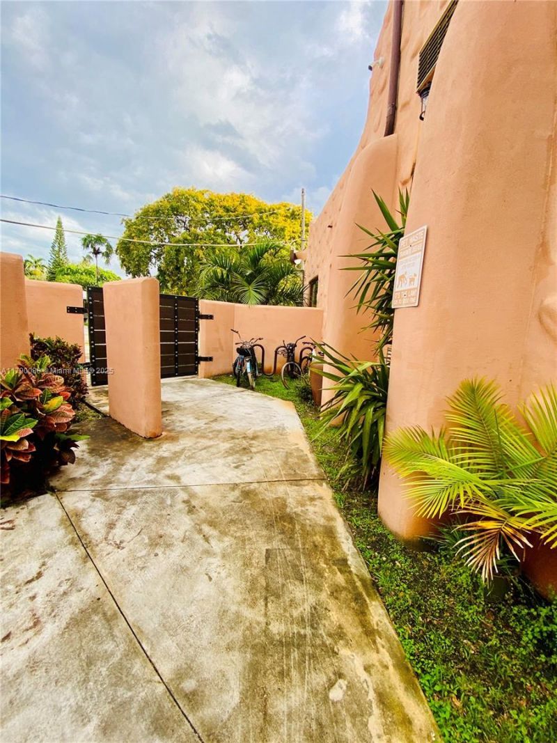 200 Azure Way, Miami Springs, FL 33166 Photo