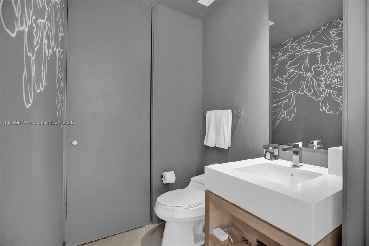 2201 Collins Ave, Unit 1215, Miami Beach, FL 33139 Photo