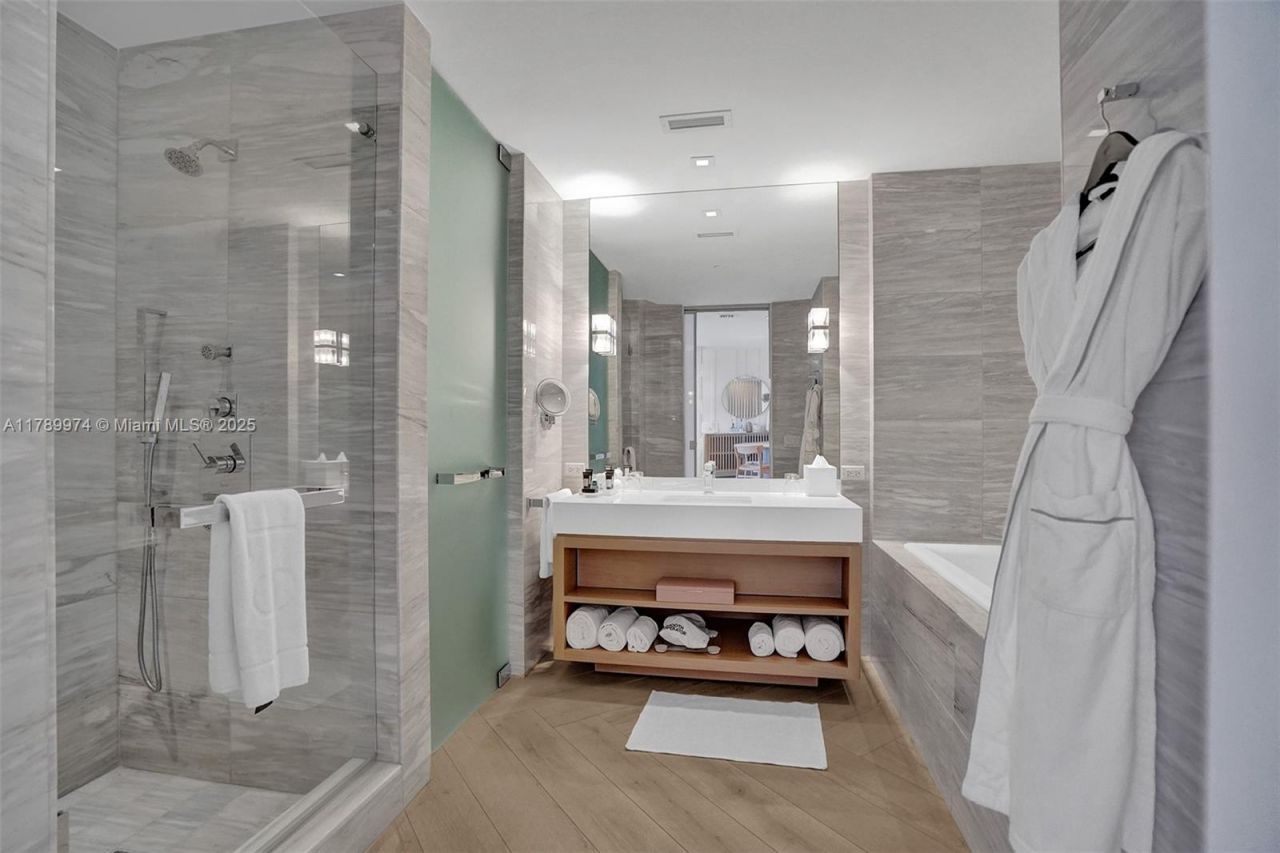 2201 Collins Ave, Unit 1215, Miami Beach, FL 33139 Photo