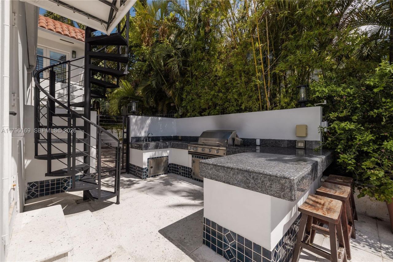 2 S Hibiscus Dr, Miami Beach, FL 33139 Photo