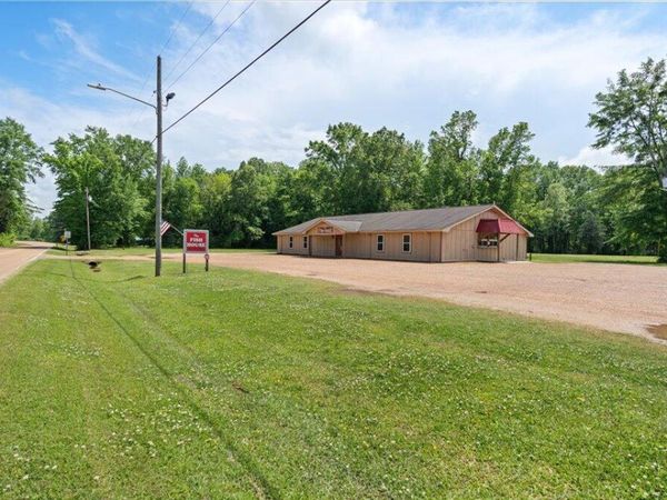 120 E Chadwick Avenue, Walnut Grove, MS 39189