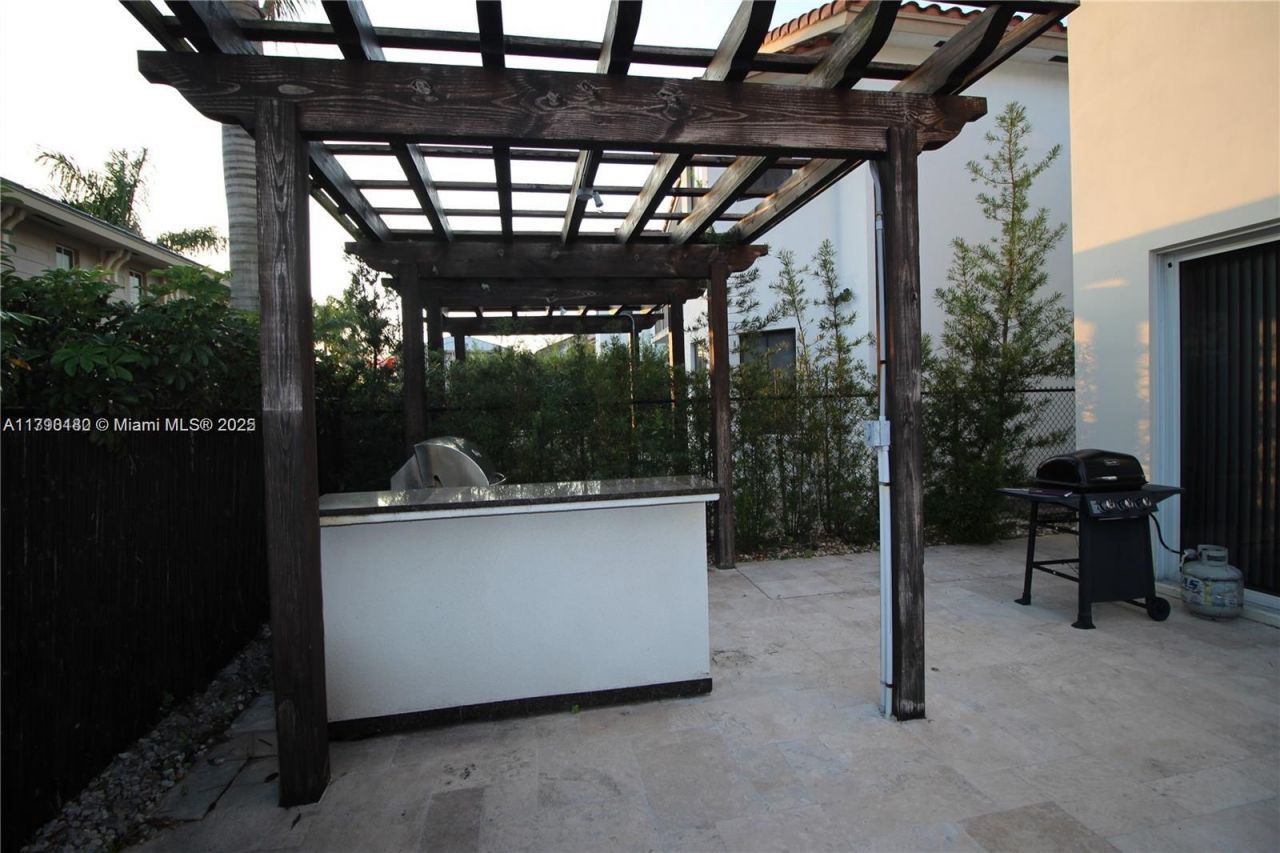 10564 NW 70th Ln, Doral, FL 33178 Photo