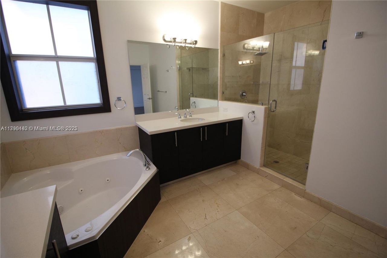 10564 NW 70th Ln, Doral, FL 33178 Photo