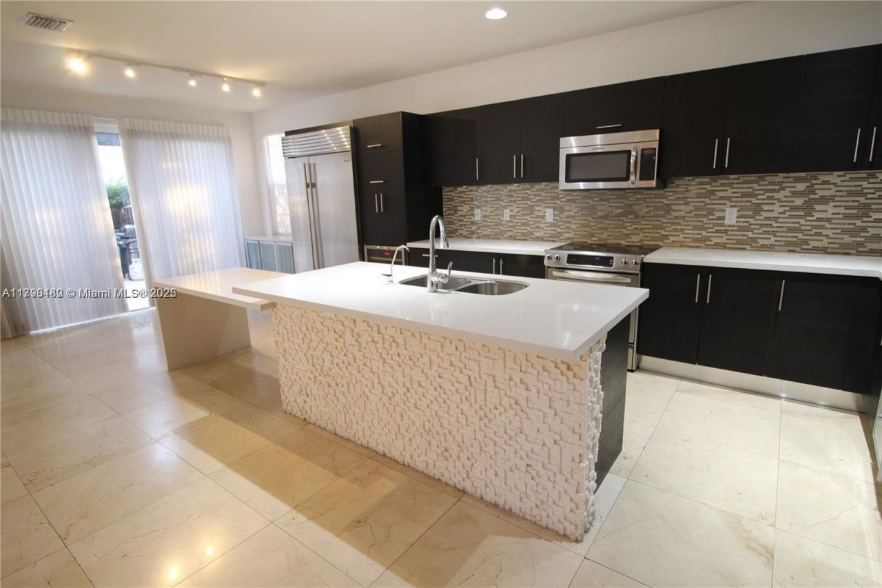 10564 NW 70th Ln, Doral, FL 33178 Photo