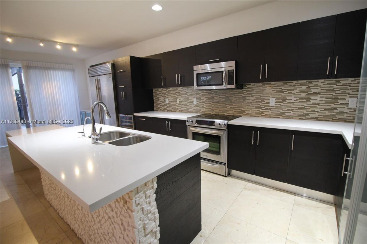 10564 NW 70th Ln, Doral, FL 33178 Photo