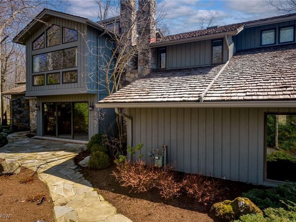 32500 Chestnut Lane, Pepper Pike, OH 44124