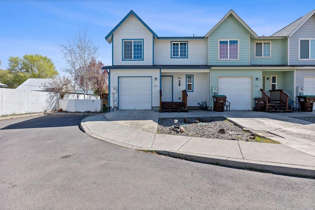 696 NW Pinkston Court, Prineville, OR 97754 Main Photo