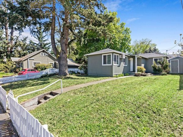 858 E 9th Street, Medford, OR 97504