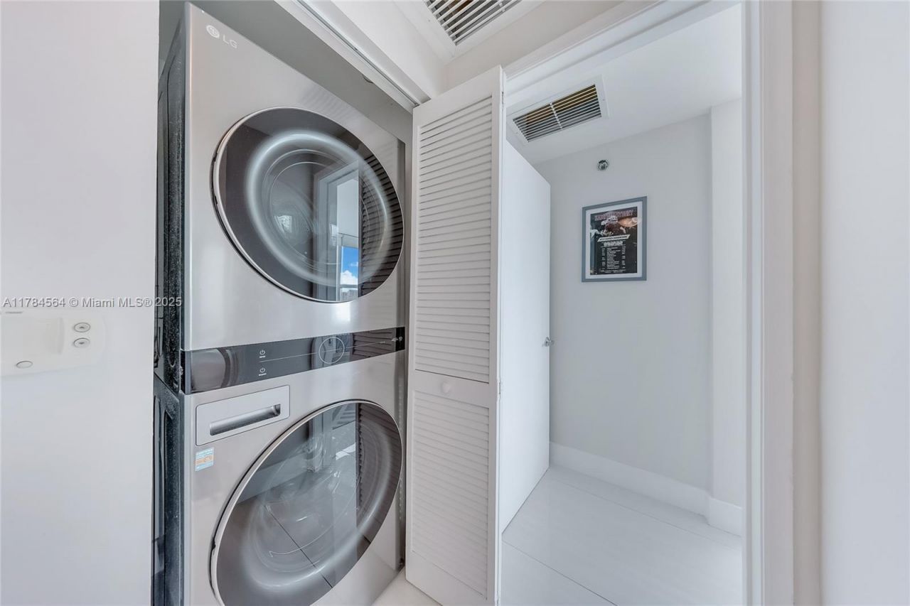 951 Brickell Ave, Unit 3201, Miami, FL 33131 Photo