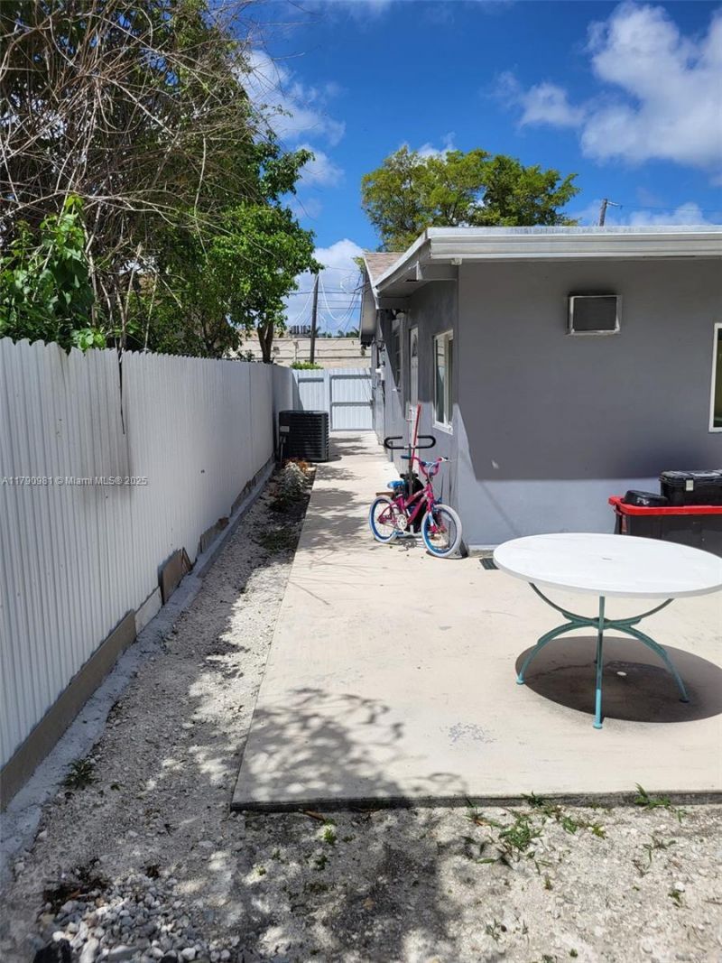 1650 NE 147th St, Miami, FL 33181 Photo