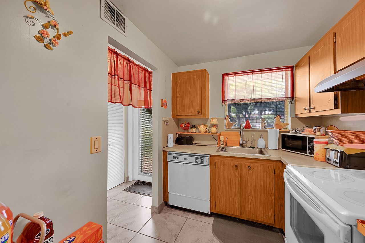 9621 Sunrise Lakes Boulevard, Unit 104, Sunrise, FL 33322 Photo