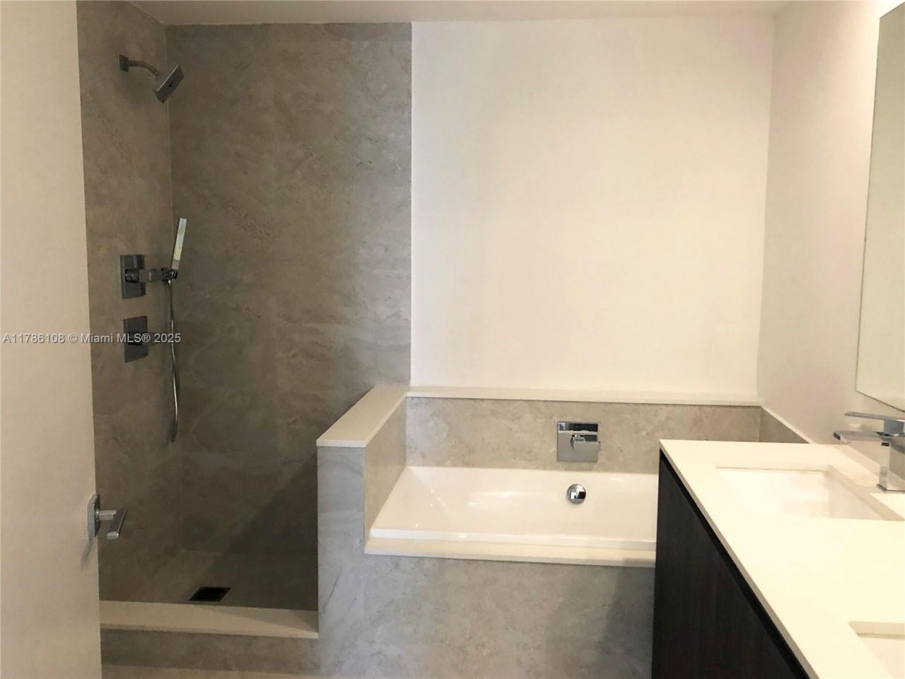 488 NE 18th St, Unit 215, Miami, FL 33132 Photo