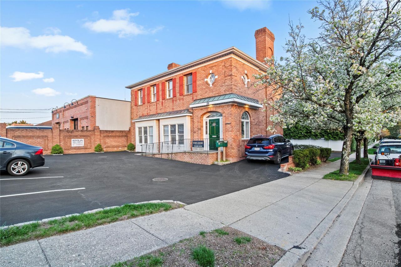 191 Forest Avenue, Locust Valley, NY 11560 Main Photo