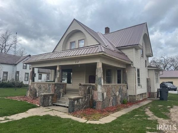 317 E Lake, Topeka, IN 46571