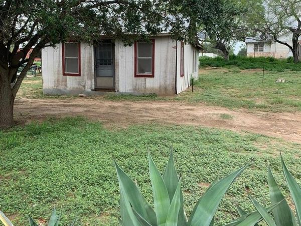 413 Ross, Devine, TX 78016
