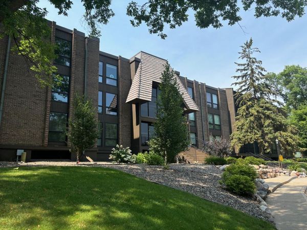 6075 Lincoln Drive, Unit 201, Edina, MN 55436