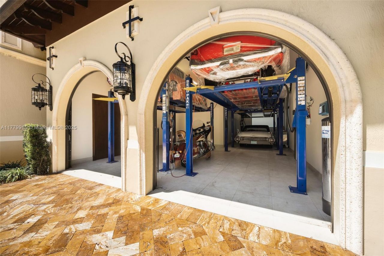 6016 Leonardo St, Coral Gables, FL 33146 Photo