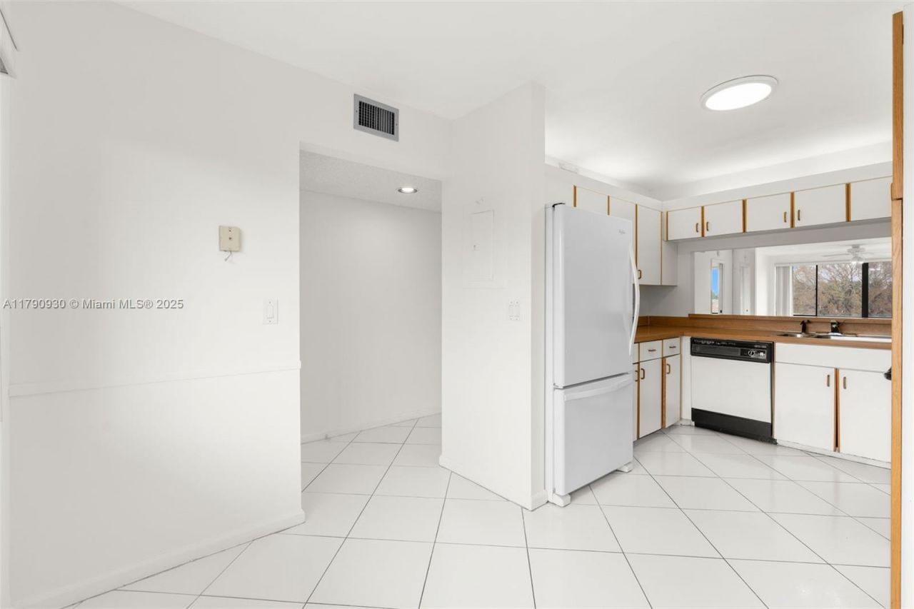 9585 N Belfort Cir, Unit 308, Tamarac, FL 33321 Photo