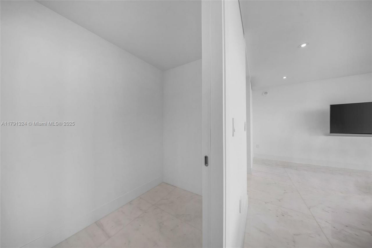 9801 Collins Ave, Unit 17R, Bal Harbour, FL 33154 Photo